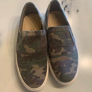 Ladies size 9 camo slip on shoes